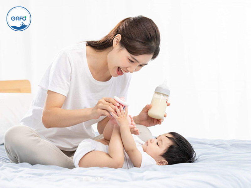 Trẻ bị tiêu chảy có nên uống sữa công thức không?
