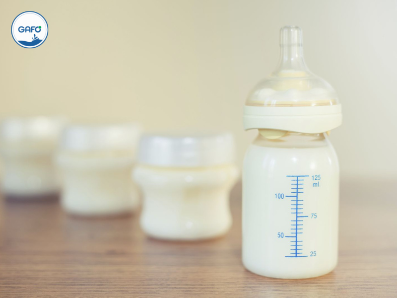 Trẻ sơ sinh có nên uống sữa non từ sớm không?