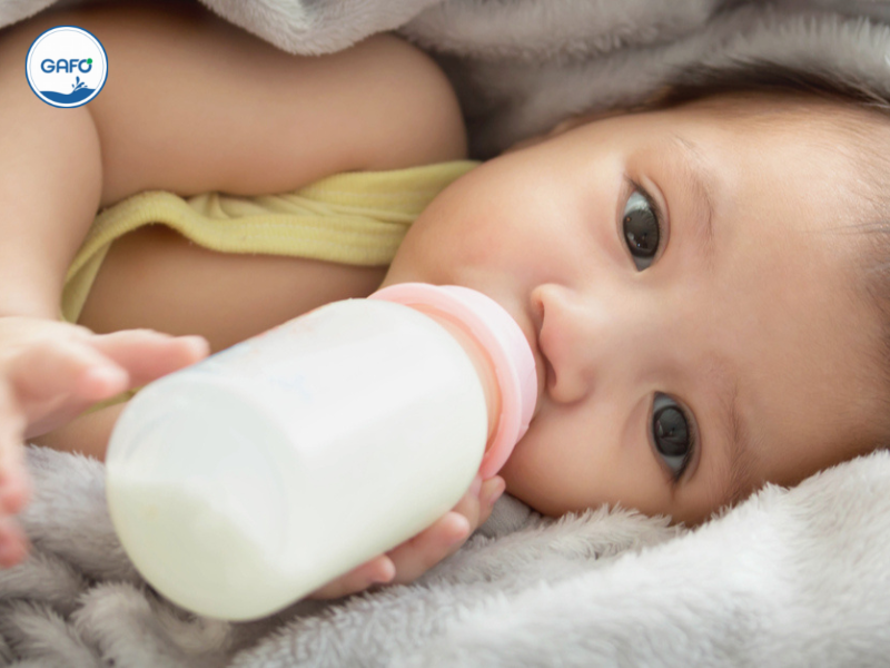 Trẻ sơ sinh có nên uống sữa non từ sớm không?