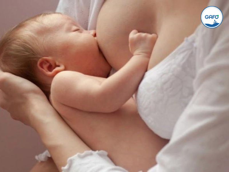 Hướng dẫn mẹ 5 cách cho bé bú không bị sặc sữa