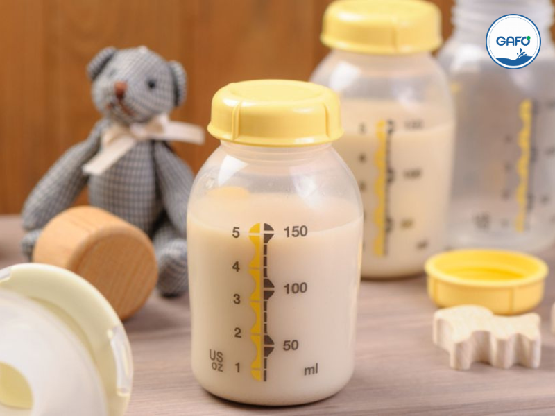 Khi nào nên cho con uống sữa công thức?