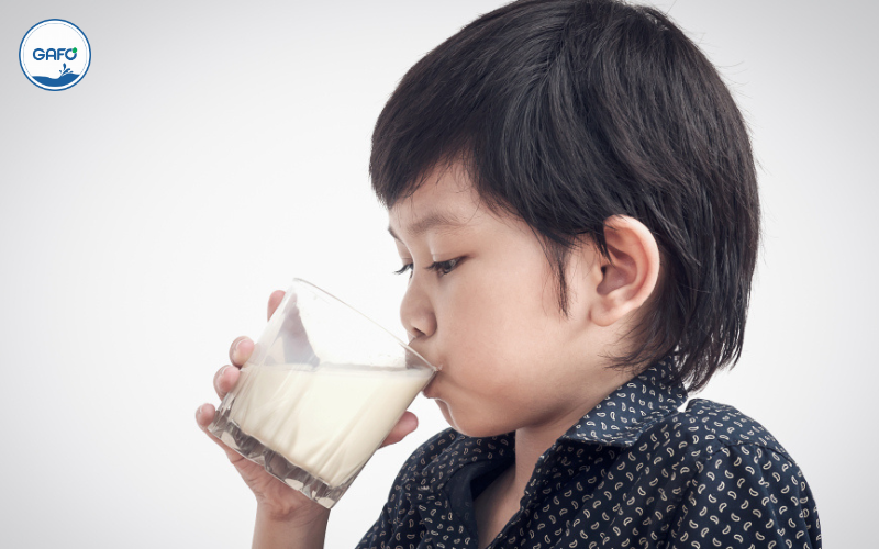 Có nên bổ sung sữa công thức cho trẻ bị béo phì?