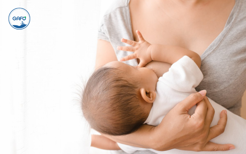 Nguyên nhân trẻ sơ sinh uống sữa công thức không tăng cân