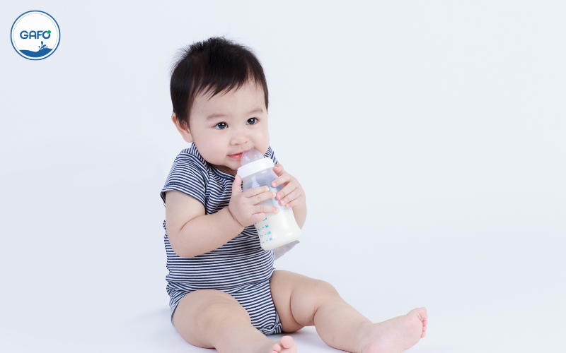 Trẻ uống nhiều sữa công thức có tốt không?